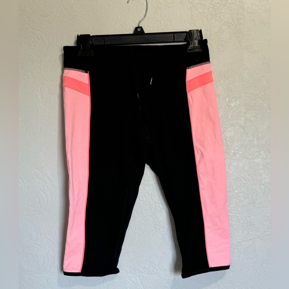 Lululemon Black And Pink Cropped Leggings Yoga Pants Women’s Size Small